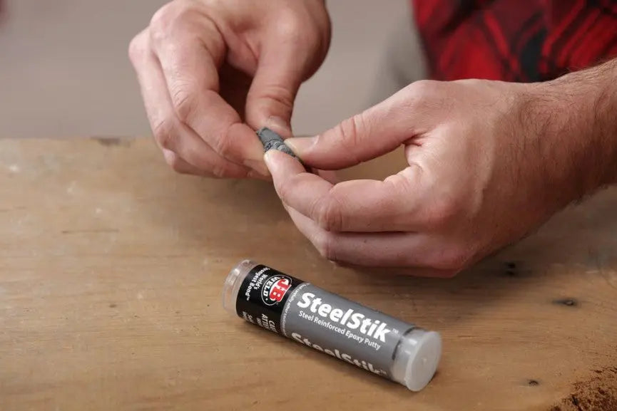 J-B Weld Steel Putty réparation du stock tank pool ILOTank